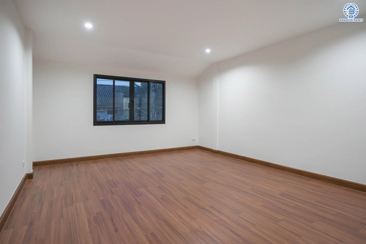 บ้านมือสองตกแต่งใหม่ โครงการ ลานทอง ติวานนท์-ปากเกร็ด เนื้อที่ 40 ตร.ว. ฟังก์ชัน 3 ห้องนอน 2 ห้องน้ำ จอดรถได้ 2คัน บนทำเลทองเดินทางสะดวกติด ถ.ติวานนท์ ใกล้ห้าแยกปากเกร็ด เมืองทองธานี, เซ็นทรัลแจ้งวัฒนะ รถไฟฟ้าสายสีชมพู "สถานีปากเกร็ด" และจุดขึ้นทางด่วน "แจ้งวัฒนะ"